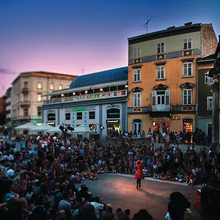 4 Bedroom Lovely In Pula