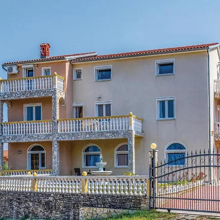 Gorgeous Apartment In Pula With House Sea View