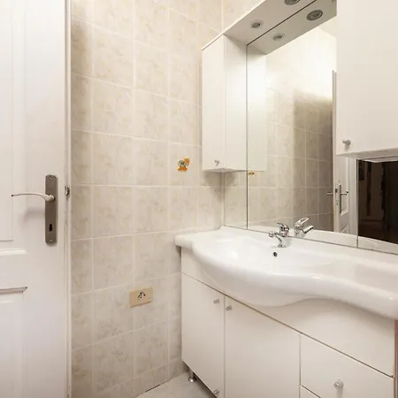 Nyaraló 4 Bedroom Lovely In