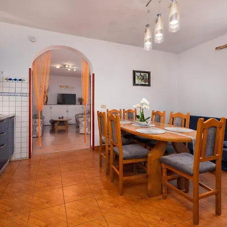 4 Bedroom Lovely In 度假居