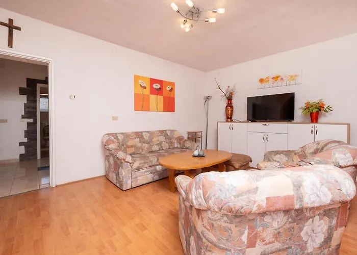Ferienhaus 4 Bedroom Lovely Apartment In Pula