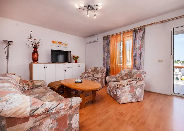 4 Bedroom Lovely Apartment In Pula *