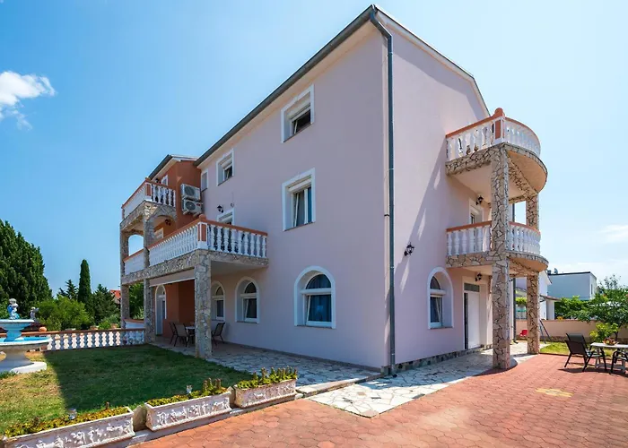 4 Bedroom Lovely Apartment In Pula Pula