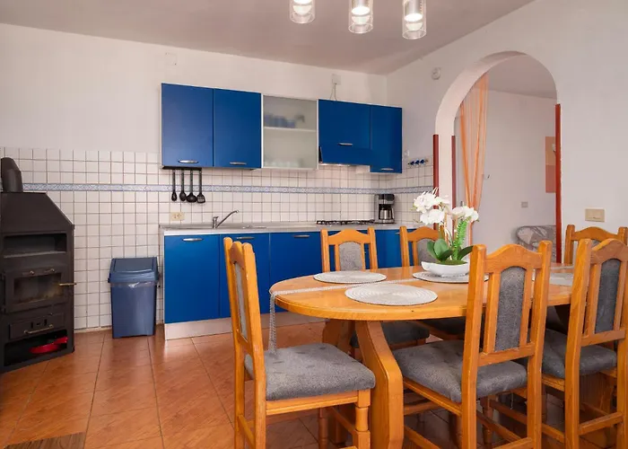 4 Bedroom Lovely Apartment In Pula * Pula