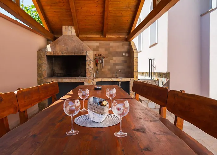 4 Bedroom Lovely Apartment In Pula *