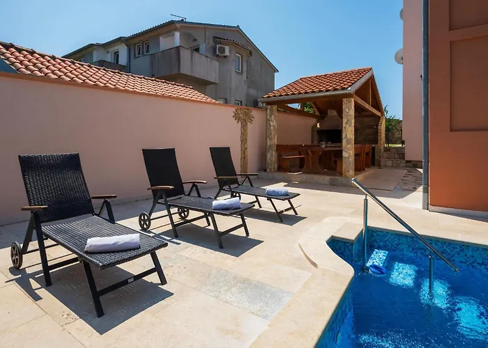 Ferienhaus 4 Bedroom Lovely Apartment In Pula Pula