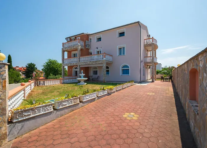 Ferienhaus 4 Bedroom Lovely Apartment In Pula