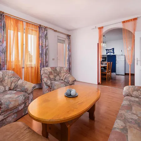 4 Bedroom Lovely In بيت للعطل *