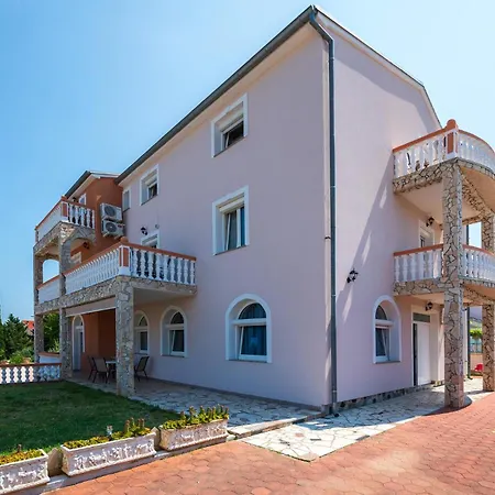 4 Bedroom Lovely In 풀라