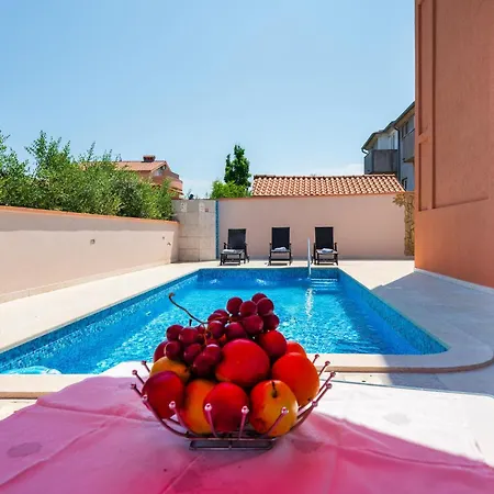 4 Bedroom Lovely In بيت للعطل