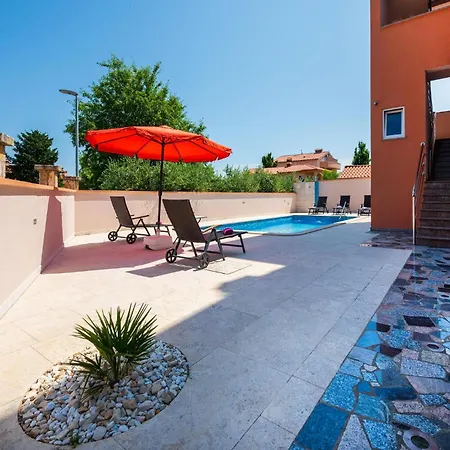 4 Bedroom Lovely In بولا