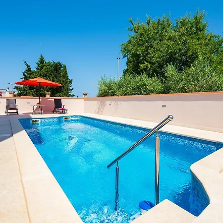 4 Bedroom Lovely In بيت للعطل *