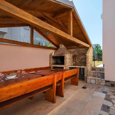 بيت للعطل 4 Bedroom Lovely In بولا