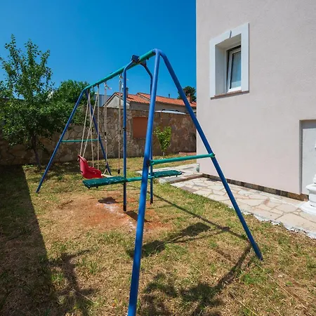 4 Bedroom Lovely In 풀라