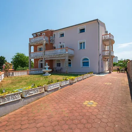 펜션 4 Bedroom Lovely In