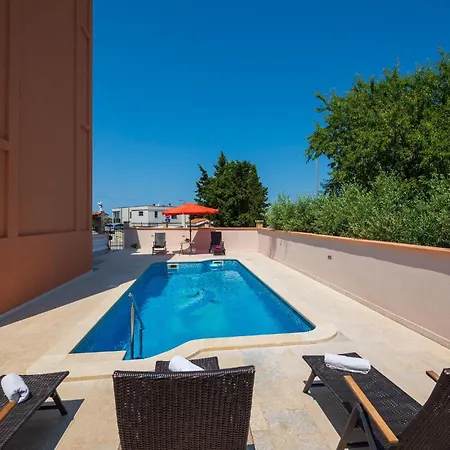 4 Bedroom Lovely In بولا