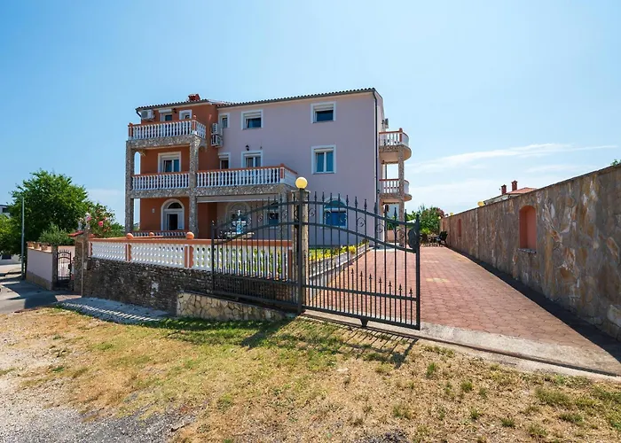 4 Bedroom Lovely In Vakantiehuis Pula