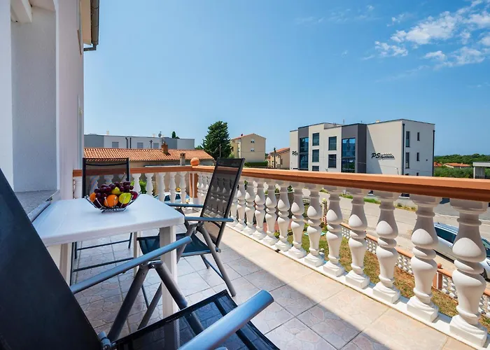 4 Bedroom Lovely In Vakantiehuis Pula