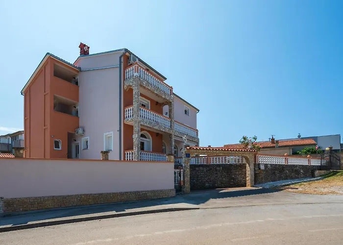 Сasa de vacaciones 4 Bedroom Lovely In *