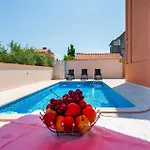 Cozy Apartment In Pula With House Sea View Semesterbostad