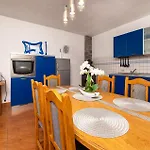 Semesterbostad Cozy Apartment In Pula With House Sea View *