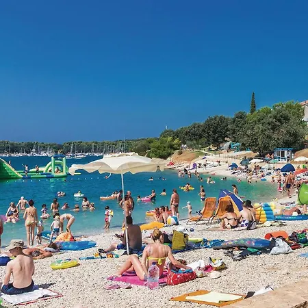 4 Bedroom Lovely In Будинок відпочинку Пула