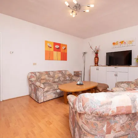 Будинок відпочинку 4 Bedroom Lovely In