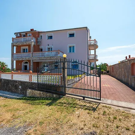 4 Bedroom Lovely In Будинок відпочинку Пула