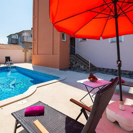 4 Bedroom Lovely In Пула