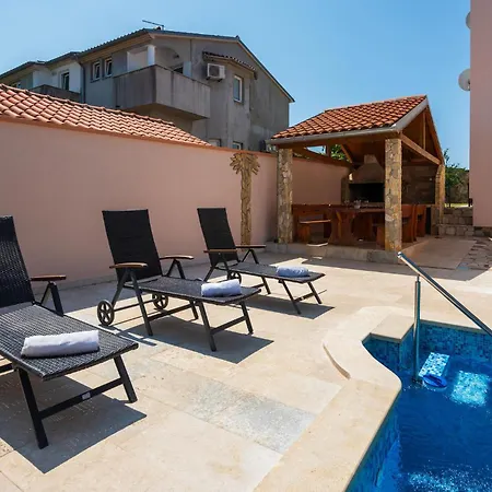 Будинок відпочинку 4 Bedroom Lovely In Пула