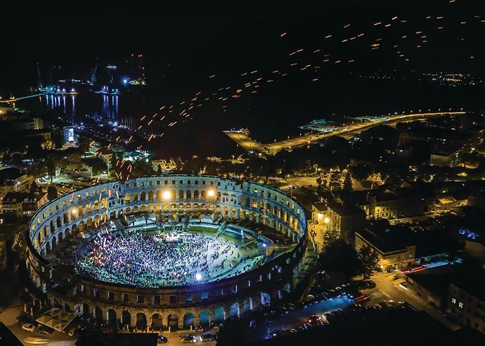 4 Bedroom Lovely Apartment In Pula *