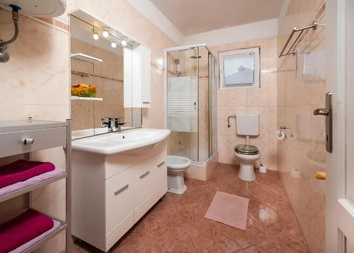 4 Bedroom Lovely Apartment In Pula