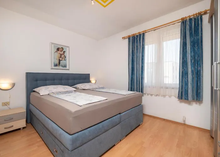 4 Bedroom Lovely Apartment In Pula *