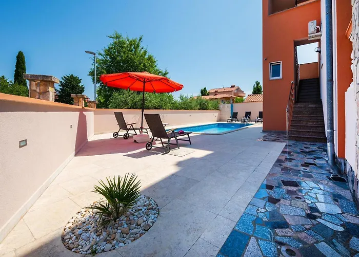 4 Bedroom Lovely Apartment In Pula Pula