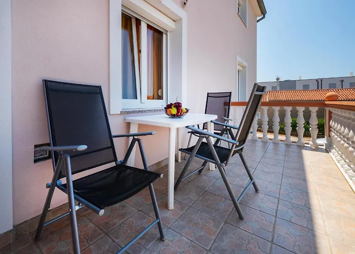 4 Bedroom Lovely Apartment In Pula