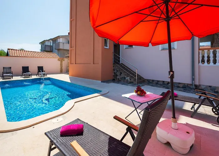 4 Bedroom Lovely Apartment In Pula Pula